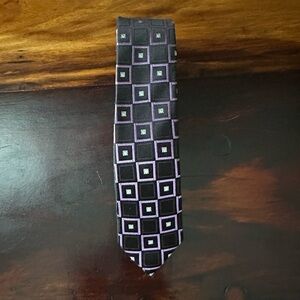 LUXURIOUS ENRICO UOMO PURPLE TIE 100 % SILK HAND MADE
Wide 2”
Length 60”